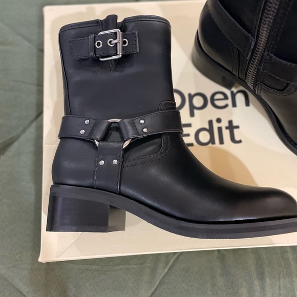 Elegant Black Leather Moto Boots - Picture 5 of 9